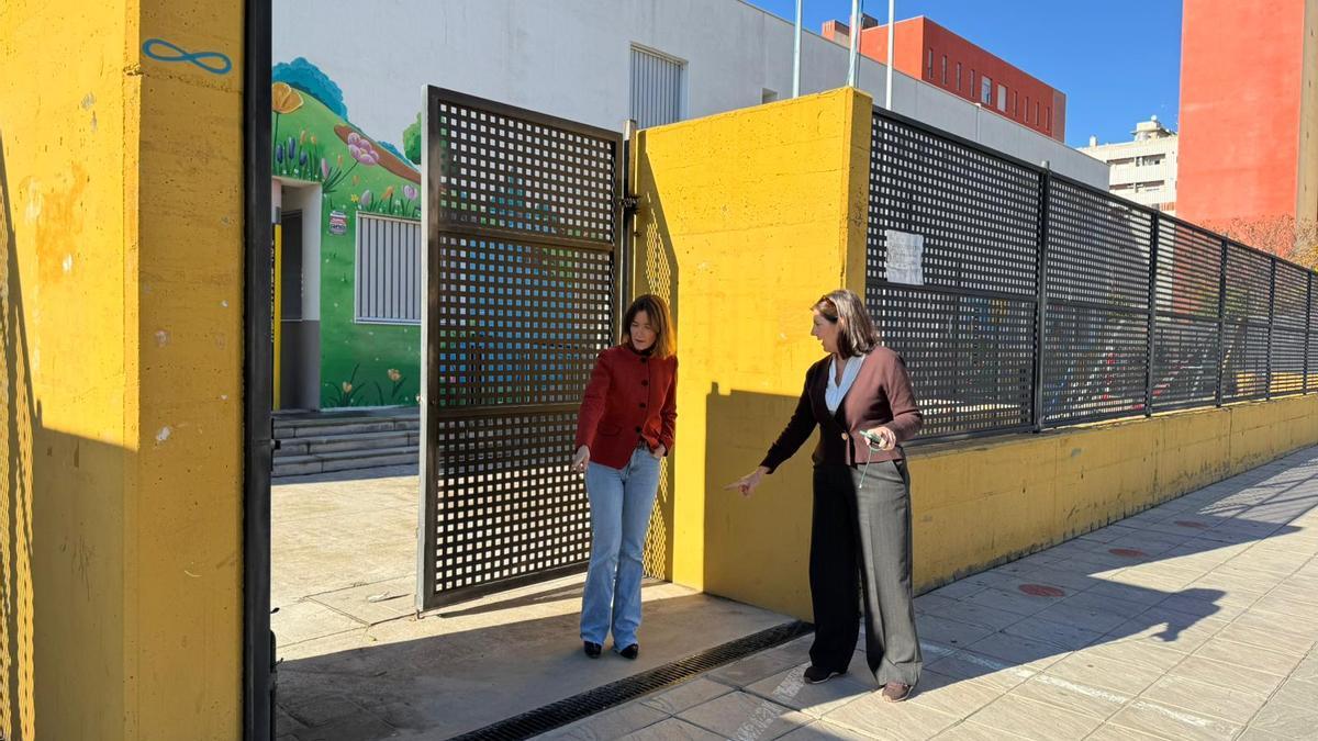 La delegada de Educación y Edificios Municipales del Ayuntamiento de Sevilla, Blanca Gastalver, en la entrada del colegio.