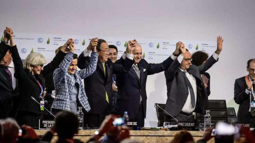 Laurance Tubiana, Christiana Figueres, Ban ki-Moon, Fabius y Hollande celebran el acuerdo. // efe