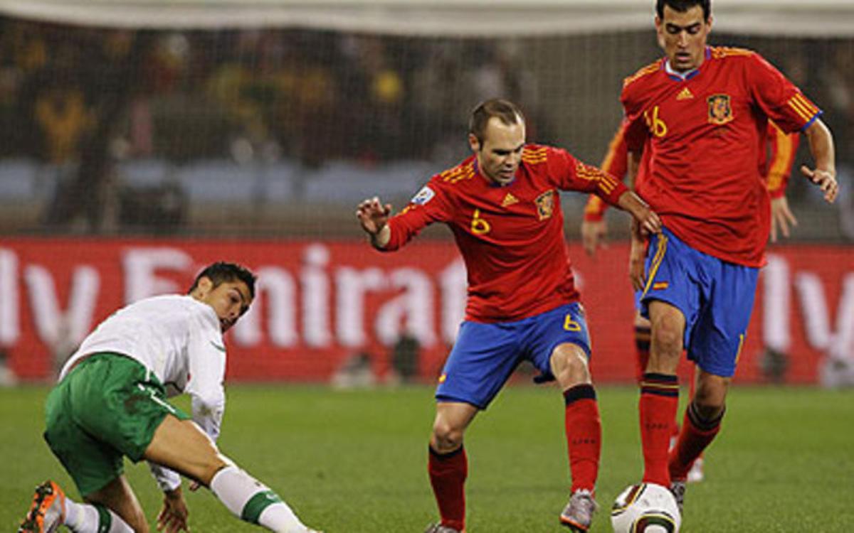 Iniesta i Busquets controlen la pilota davant de Cristiano Ronaldo, que no pot evitar que l’hi prenguin. Iniesta i Busquets controlen la pilota davant de Cristiano Ronaldo, que no pot evitar que l’hi prenguin.