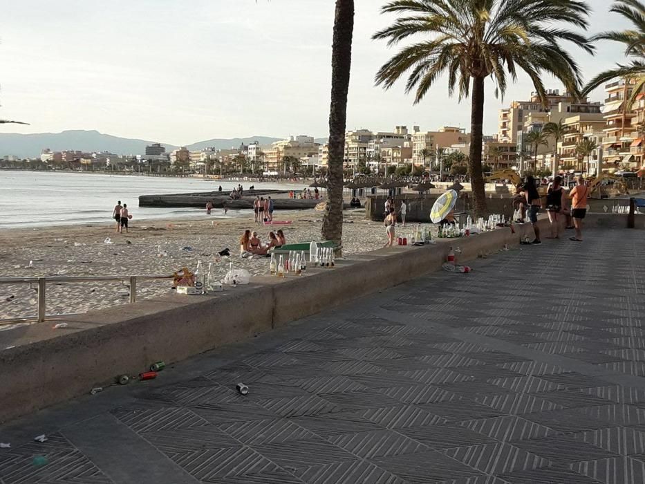 Los restos de un gran botellón invaden la playa de s'Arenal de Llucmajor