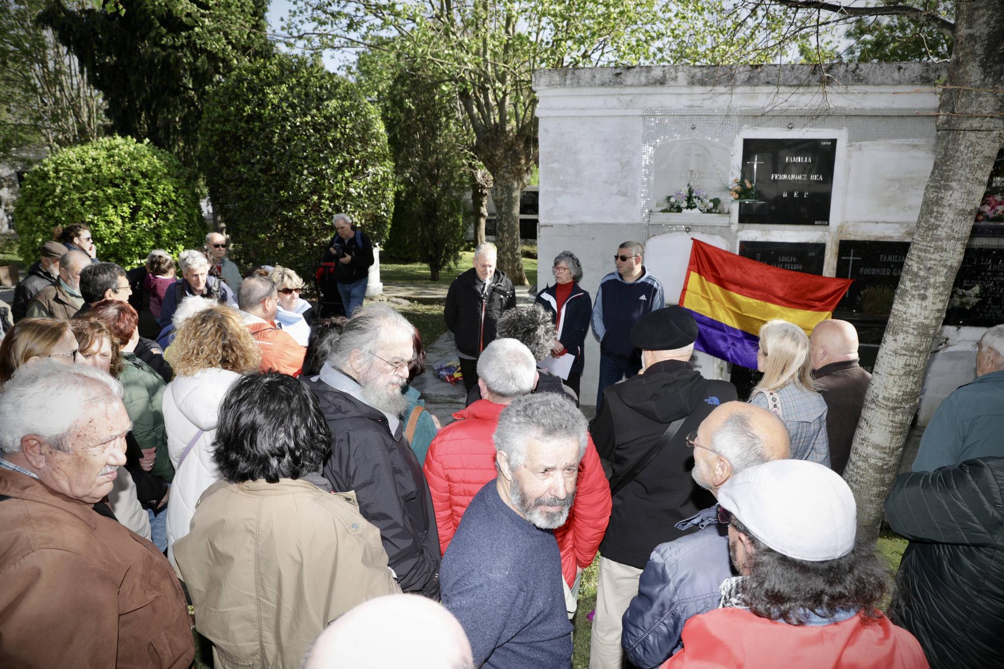 En imágenes: Gijón celebra en el cementerio del Sucu el aniversario de la II República española