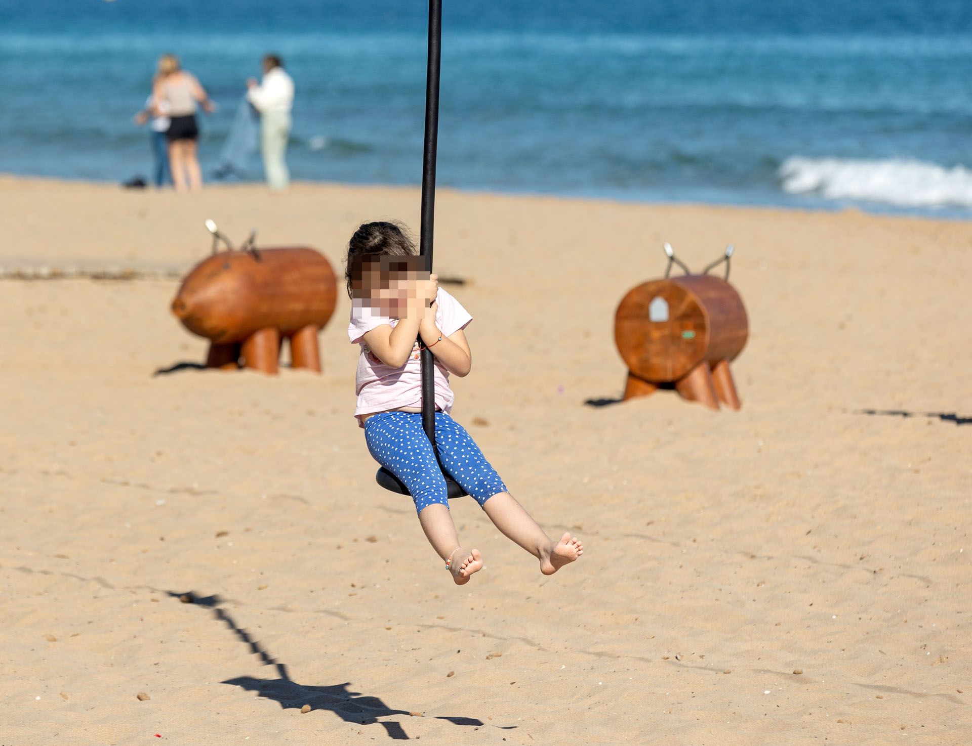 Así son los nuevos juegos infantiles en las playas de Alicante