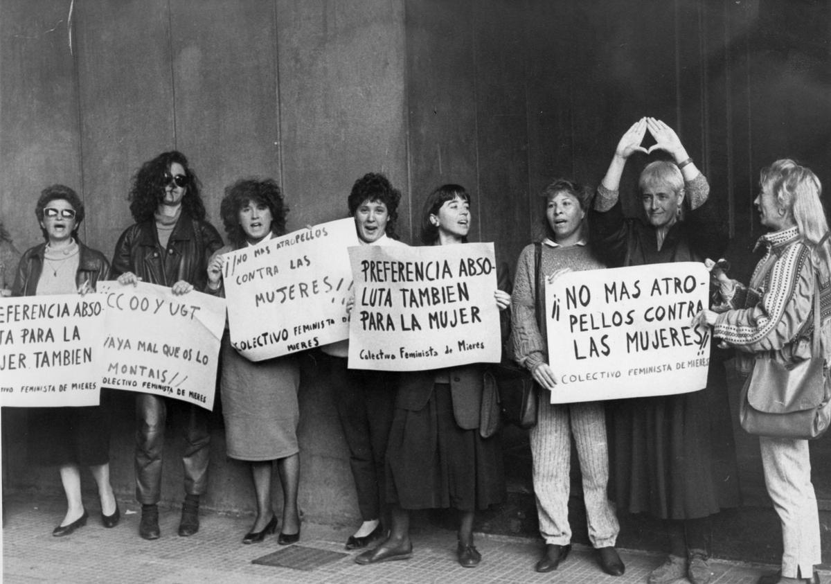 Feministas en una movilización en los 80, en Oviedo.