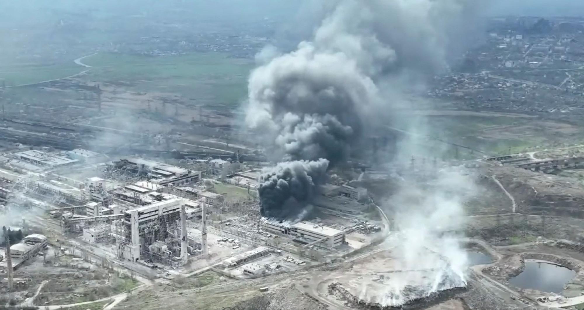 Bombardeos en la acería de Azovstal, último bastión de Mariúpol.