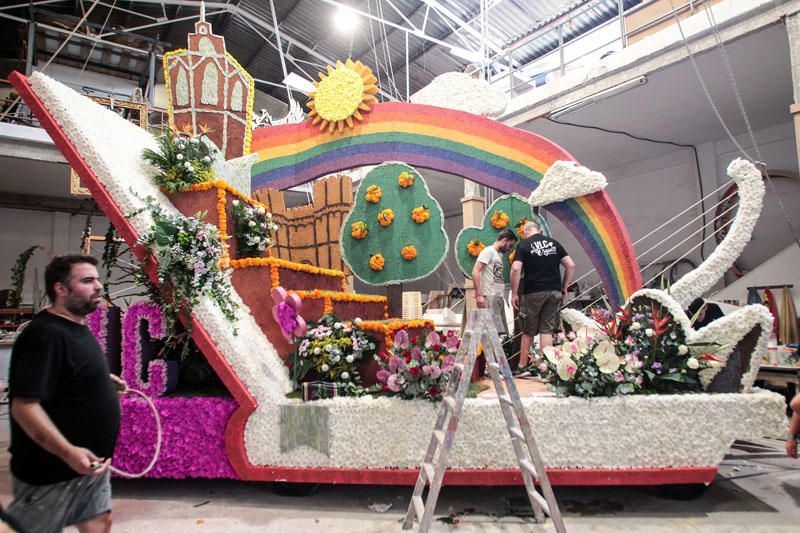 Preparación de las carrozas para la Batalla de Flores