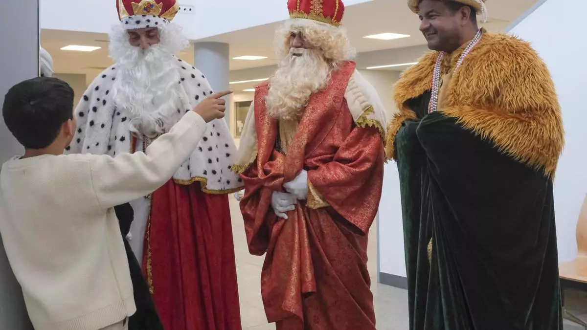 Emoción en el Hospital de Ourense: los Reyes Magos repartieron regalos y alegría entre los ingresados