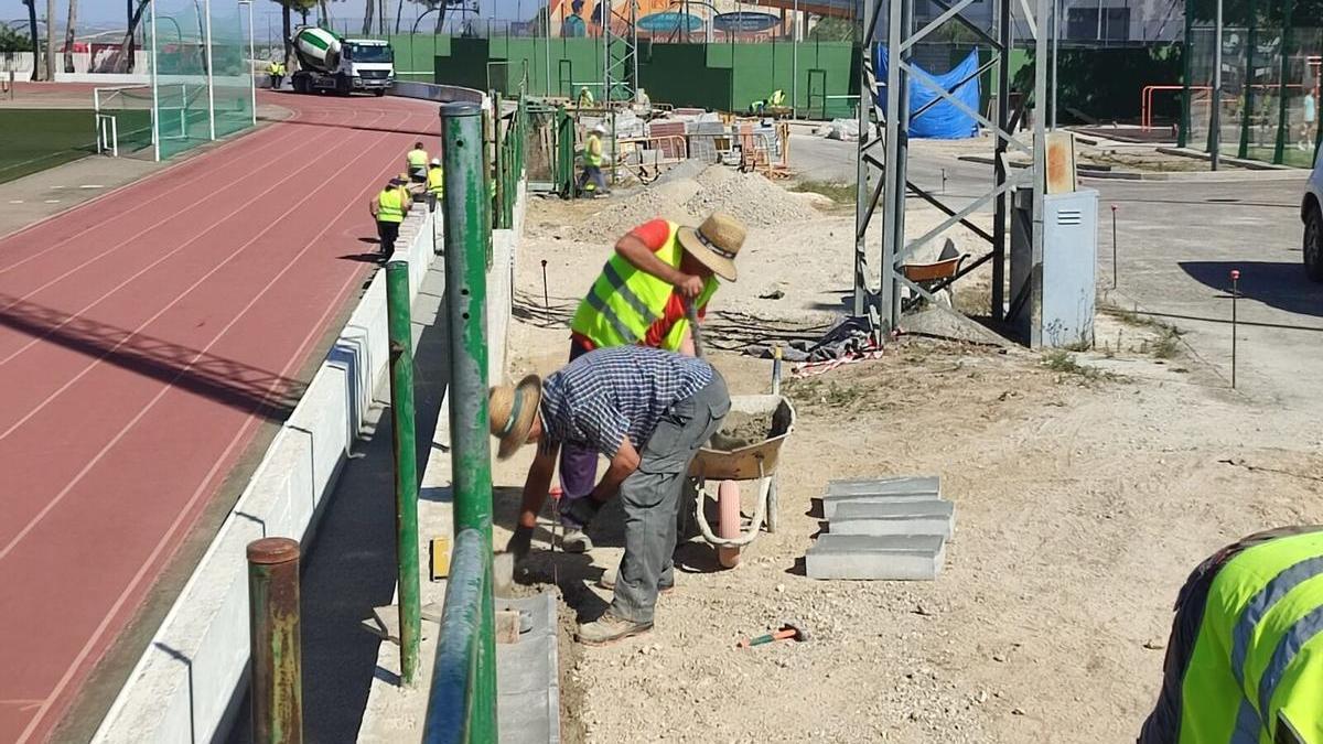 Obras de mejora del polideportivo de Baena con las obras PFEA.