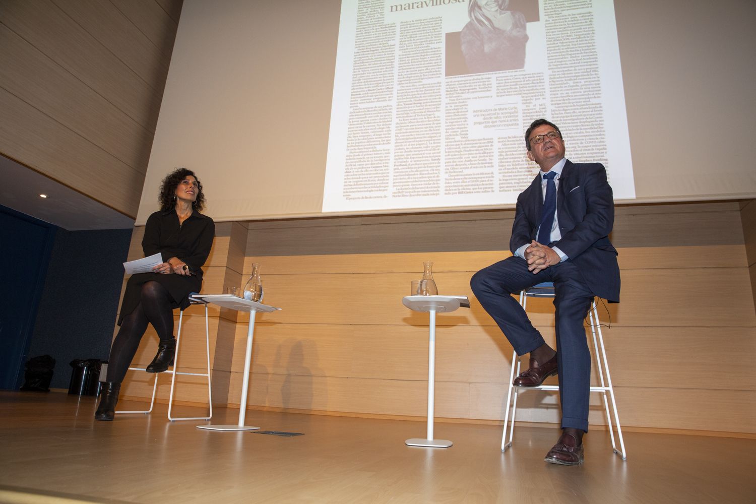 Toni Cabot presenta en el Club INFORMACIÓN el libro en el que plasma los perfiles de 40 personalidades de Alicante