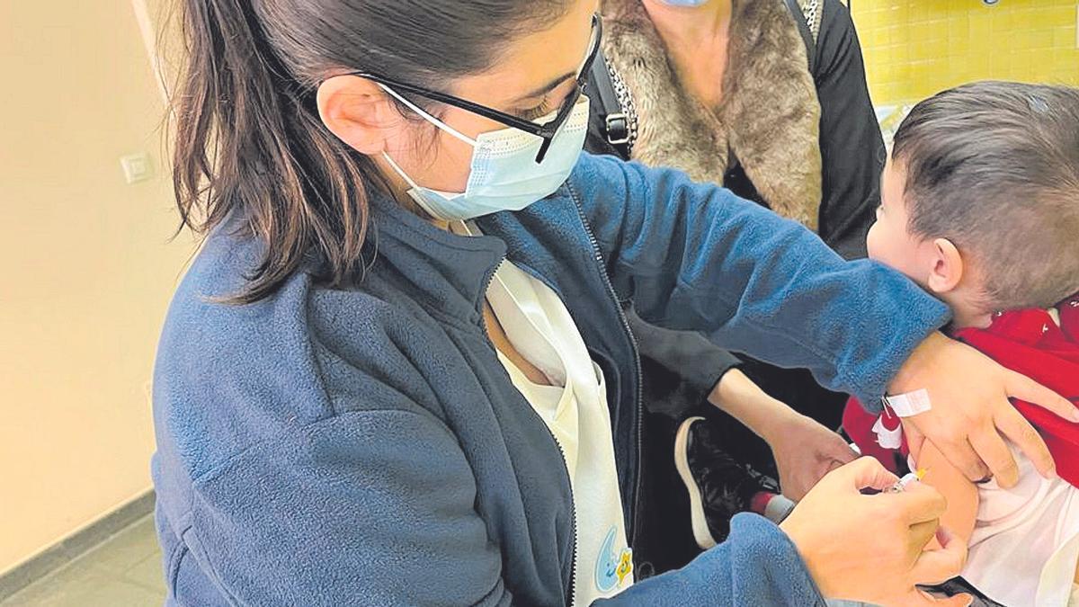 Un niño gallego recibiendo una vacuna contra la gripe en la campaña del invierno pasado.