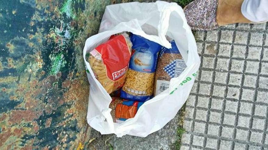 Una de las bolsas repletas de comida tirada en la calle. // S.A.