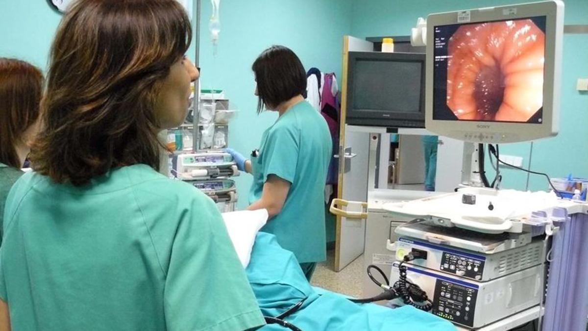 Profesionales durante una prueba diagnóstica a un paciente.
