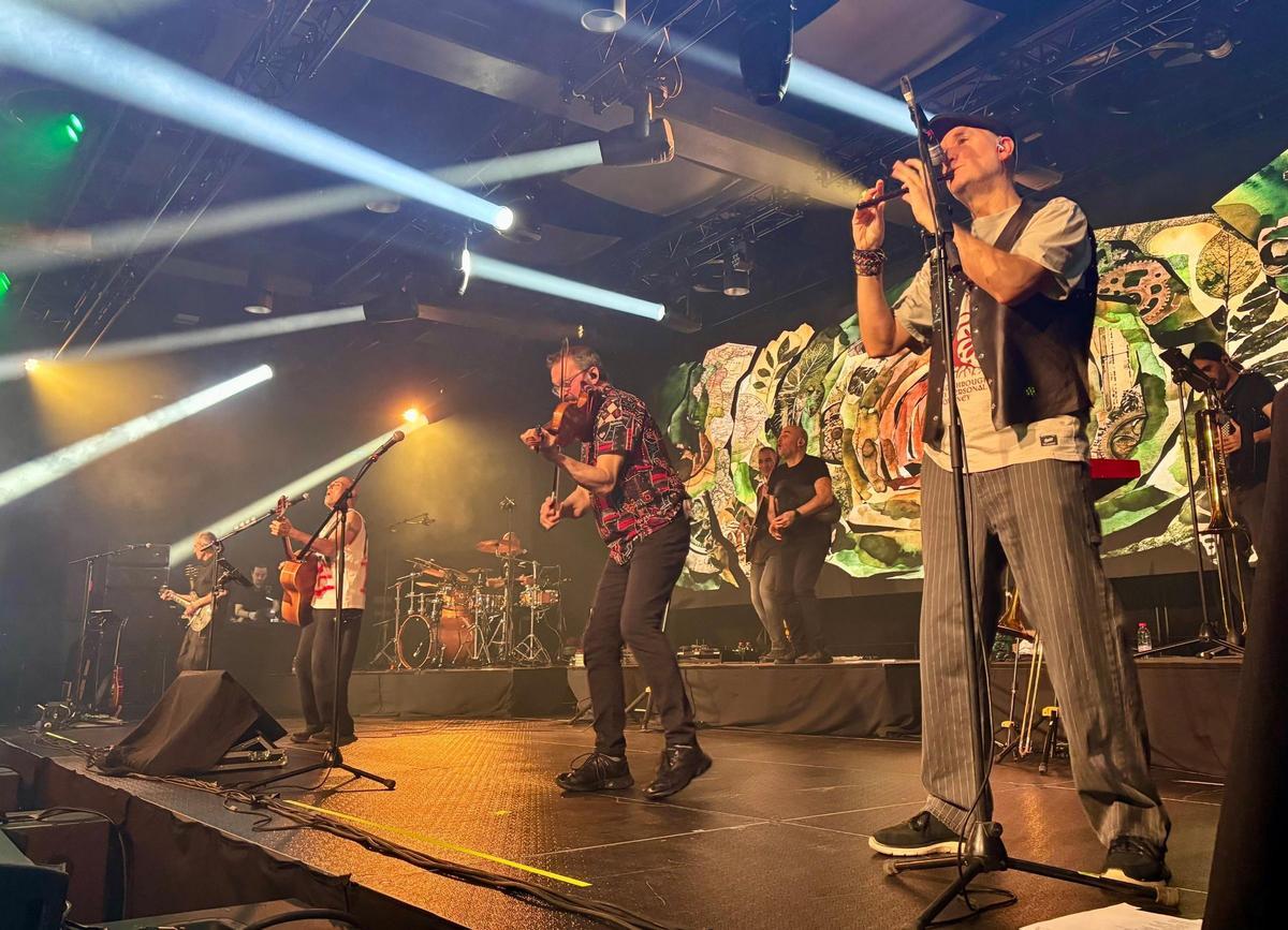 La banda contó con cuatro artistas invitados