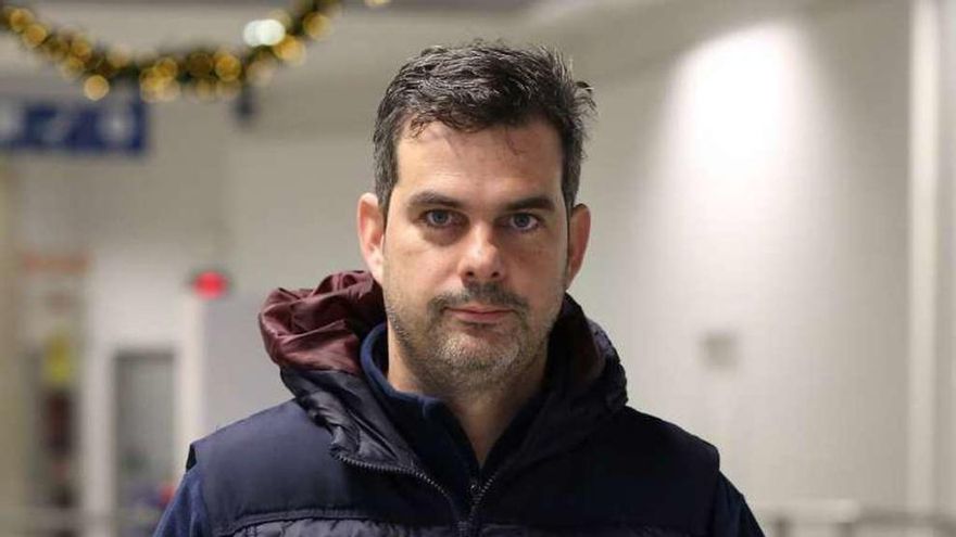 Pablo Carrón, ayer, en un centro comercial de Lalín. // Bernabé/Gutier