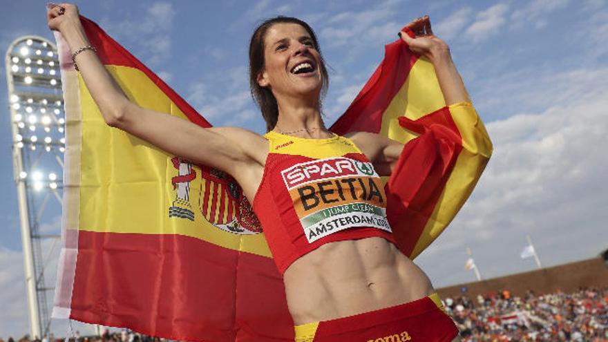 Ruth Beitia celebra su triunfo.