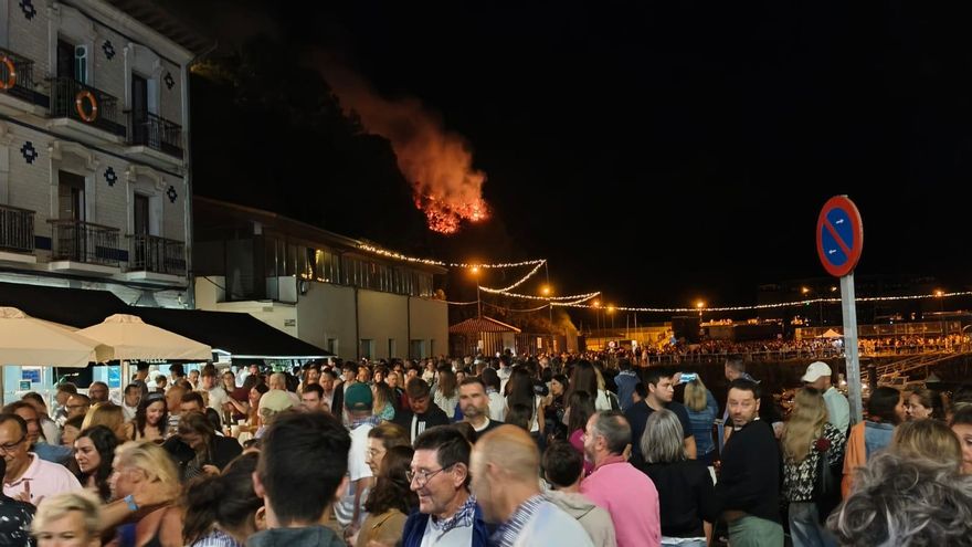 &quot;Pudieron armar una muy gorda&quot;, afirman los vecinos de las casas más próximas al fuego que generó la pirotecnia de una orquesta en Candás en el día grande de sus fiestas