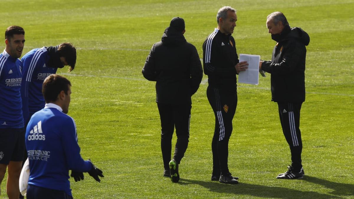 Juan Ignacio Martínez habla con Javi Suárez, uno de sus ayudantes, antes del comienzo del entrenamiento de este miércoles.