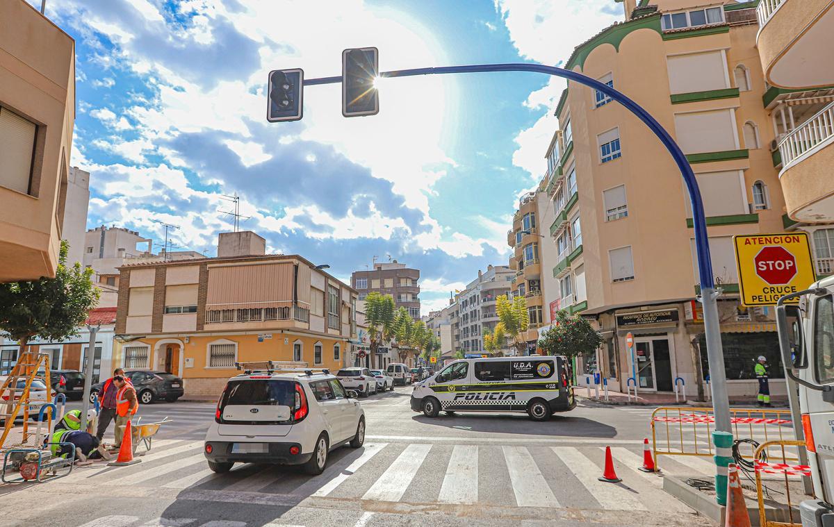 Instalación este lunes de los puntos semafóricos en el centro de Torrevieja. En este cruce se han producido muchos accidentes en los últimos años