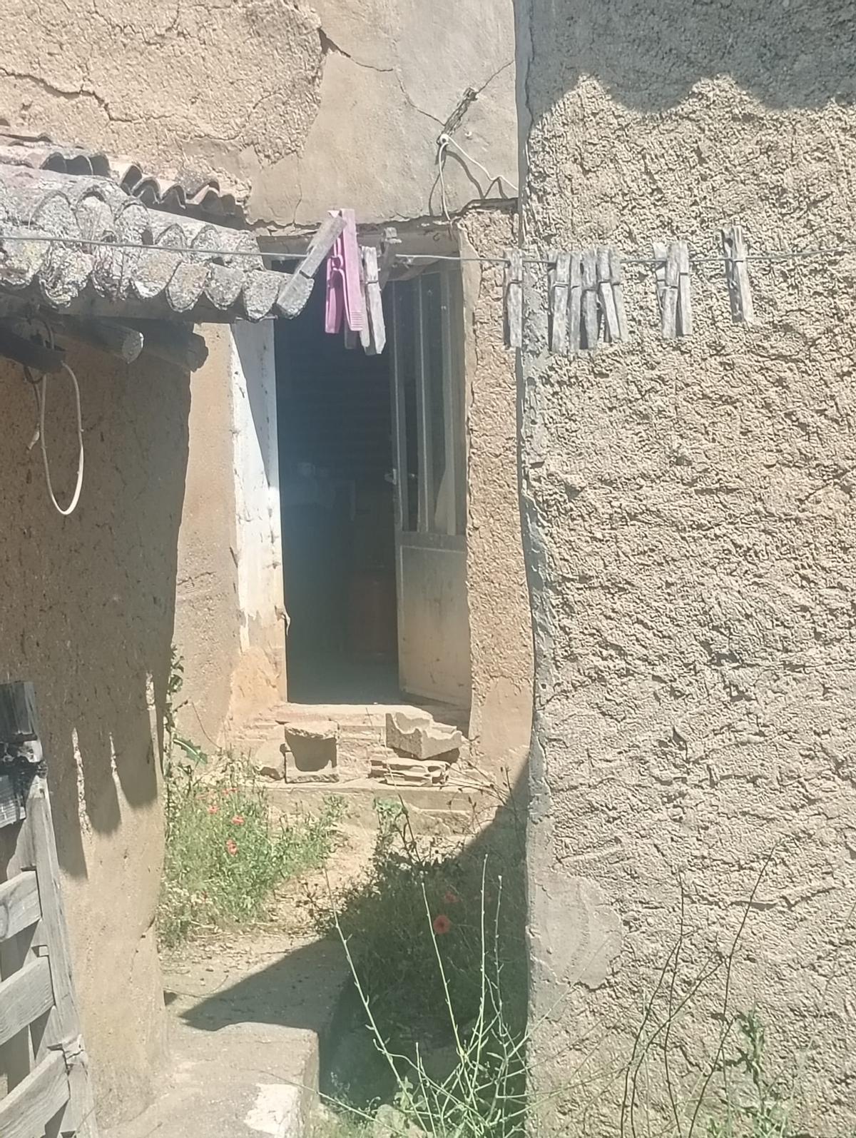 Acceso a la vivienda en la que ha sido localizado el cuerpo sin vida del octogenario.