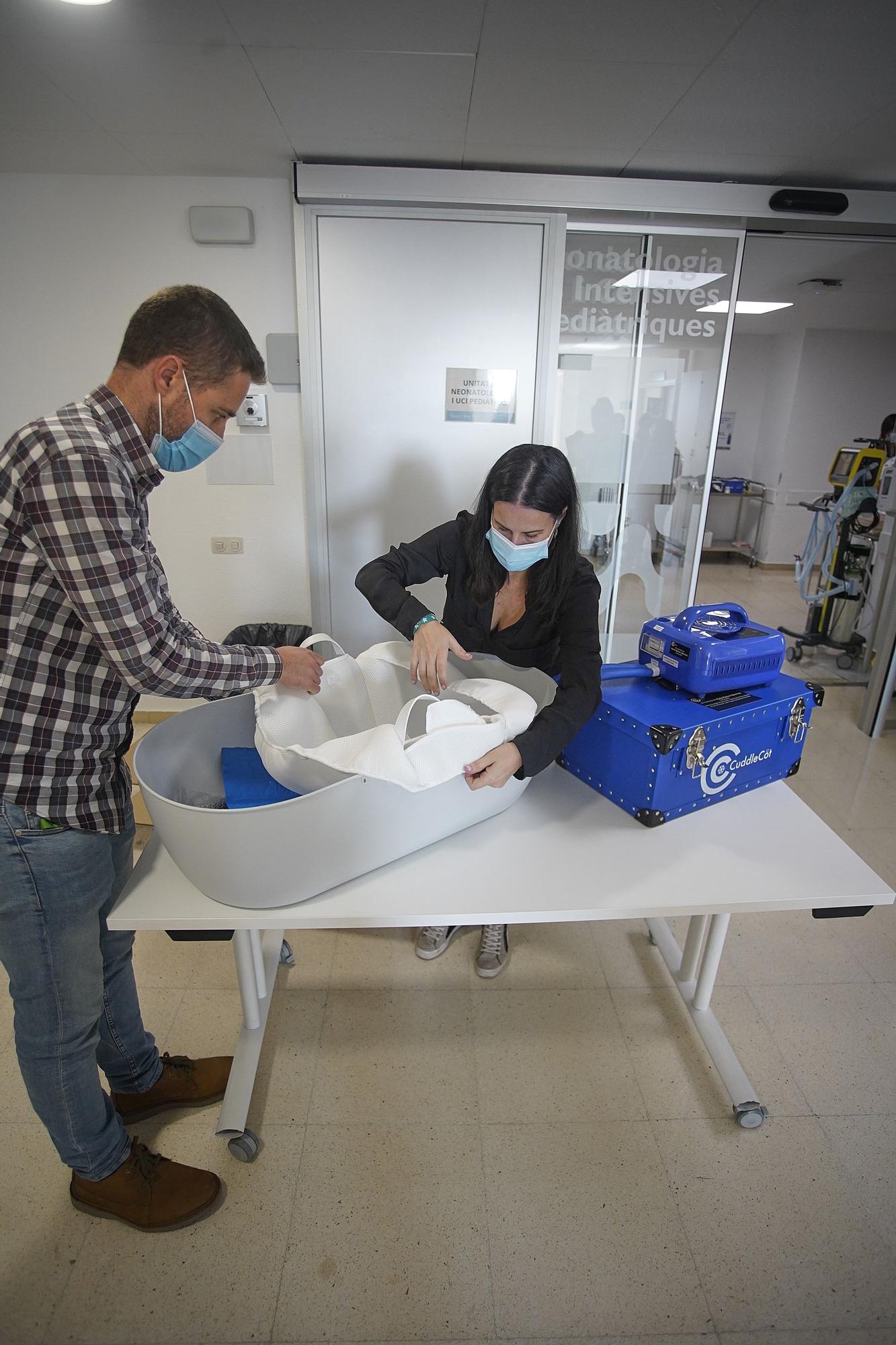 Una família dona un bressol per facilitar el dol perinatal a l'hospital Trueta de Girona