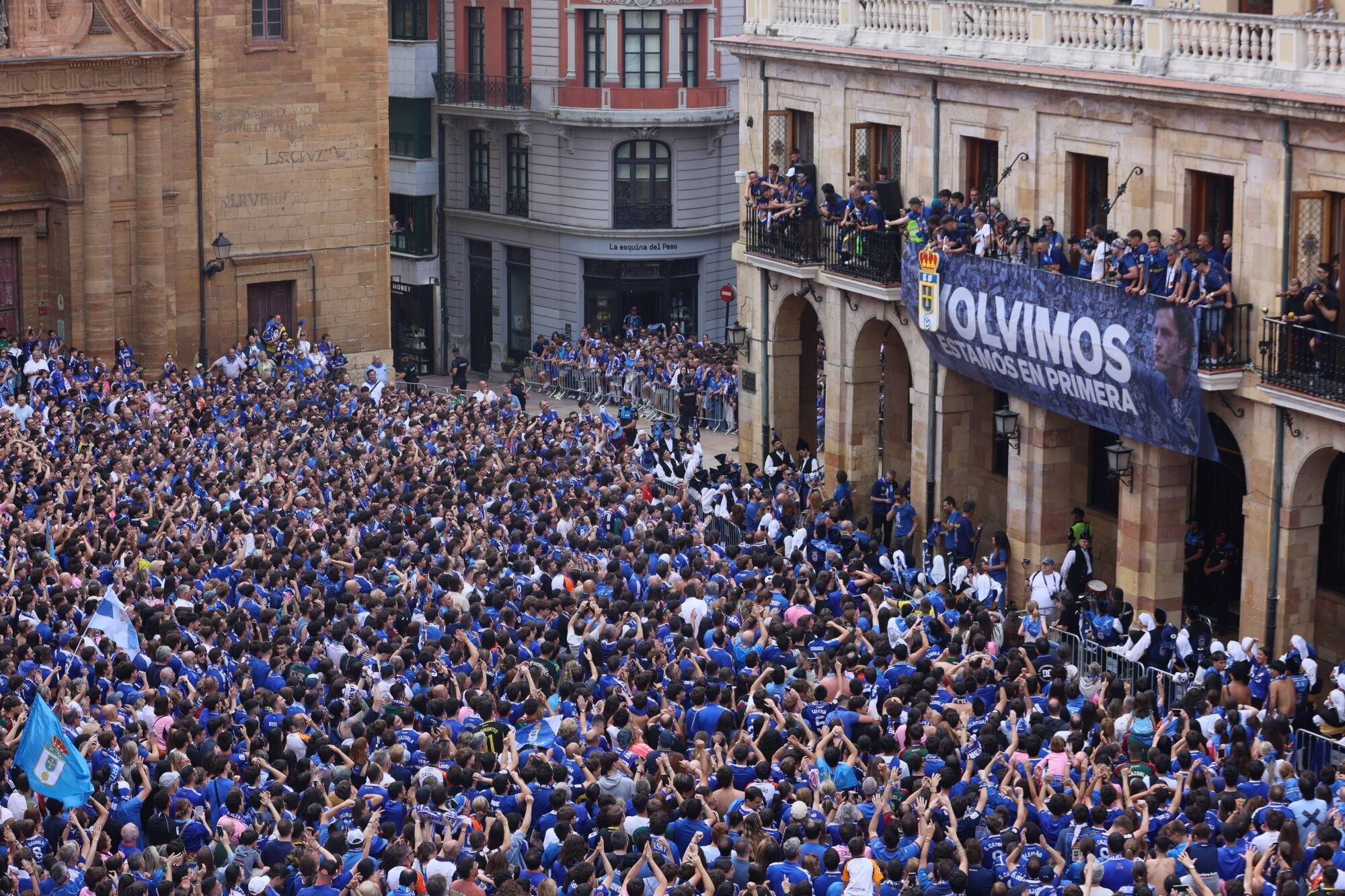 Locura azul en las calles de Oviedo para celebrar el ascenso del equipo a Primera División