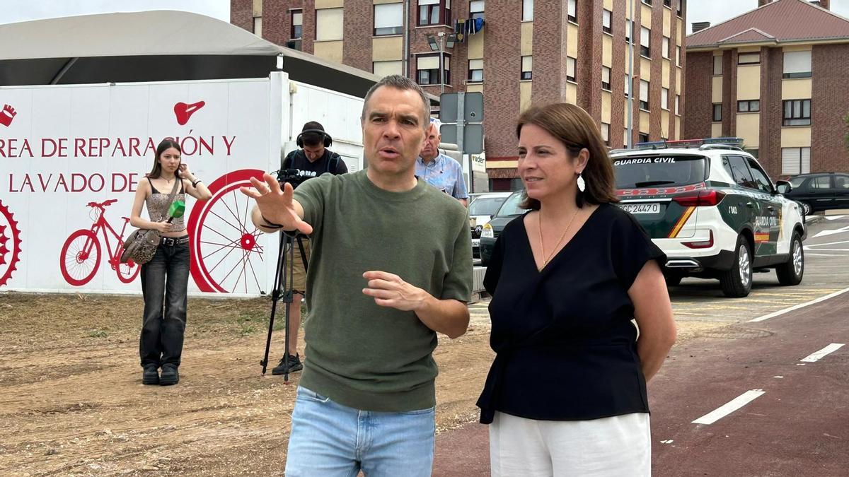 Iván Fernández y Adriana Lastra, en la inauguración del área deportiva de Corvera.