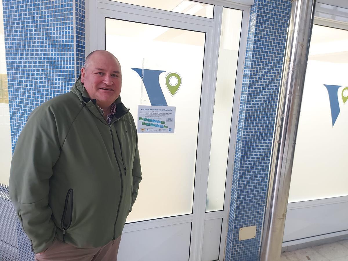 El alcalde de Vegadeo en la puerta del punto de información.