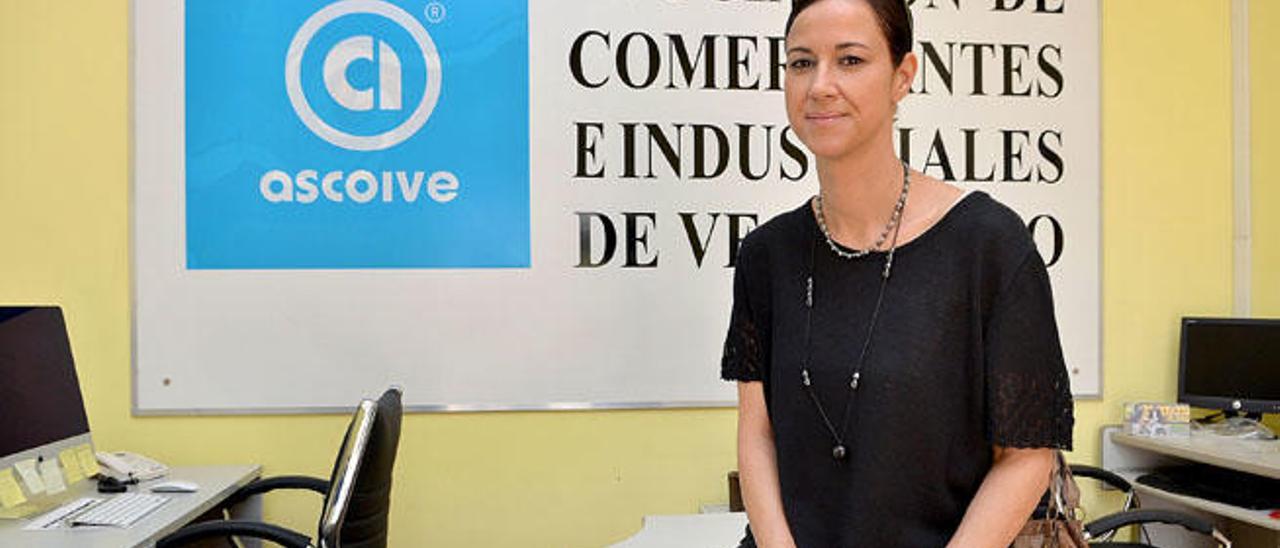 Sabina Ruano en la sede de la Asociación de Comerciantes y Profesionales de Vecindario (Ascoive).