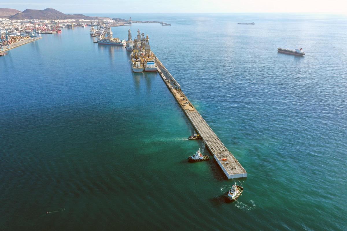 Colocación en 2021 del último cajón en la ampliación del muelle Reina Sofía.