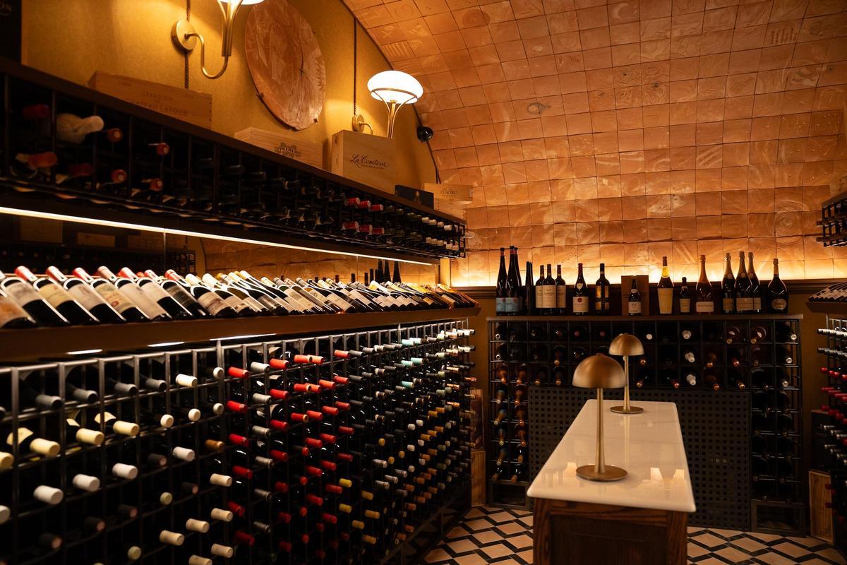 Madrid también gana protagonismo en la carta de Los Gabrieles con referencias de pequeños productores y vinos muy exclusivos.