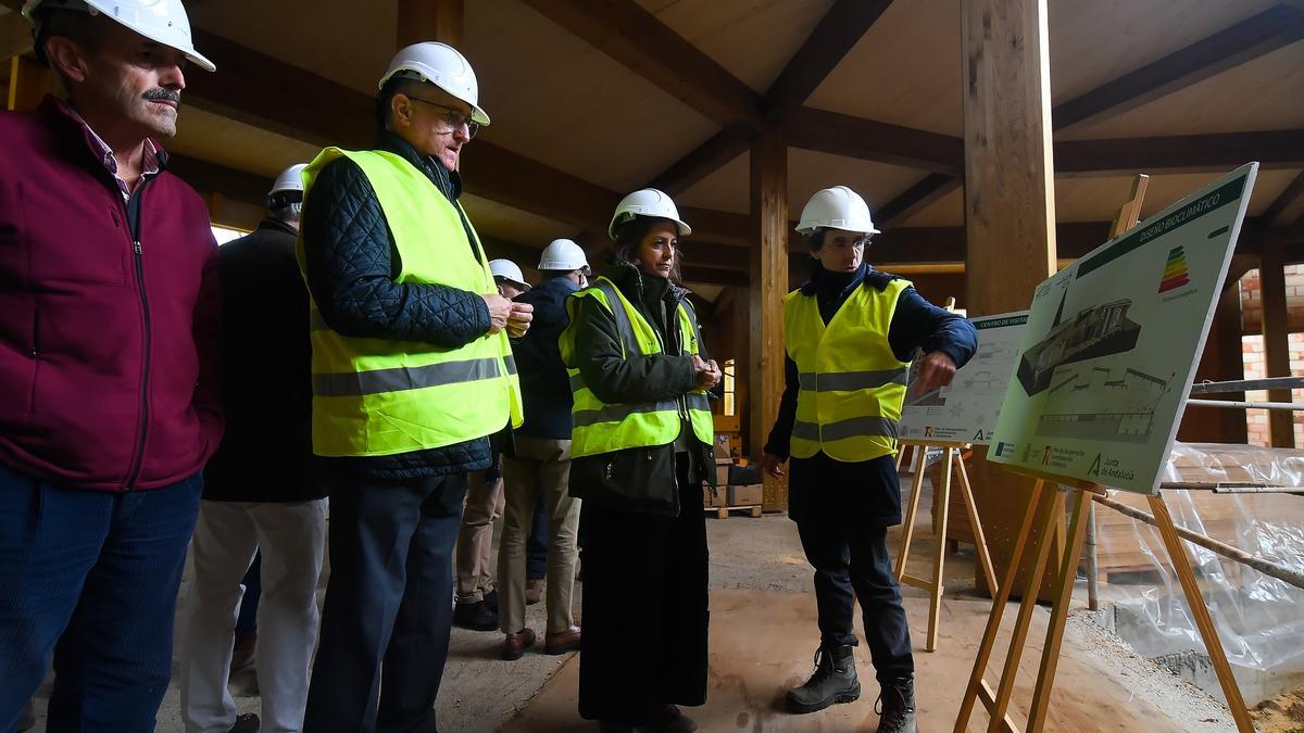La consejera Catalina García ha visitado las obras del centro de visitantes Conejeras del parque nacional de la Sierra de las Nieves.