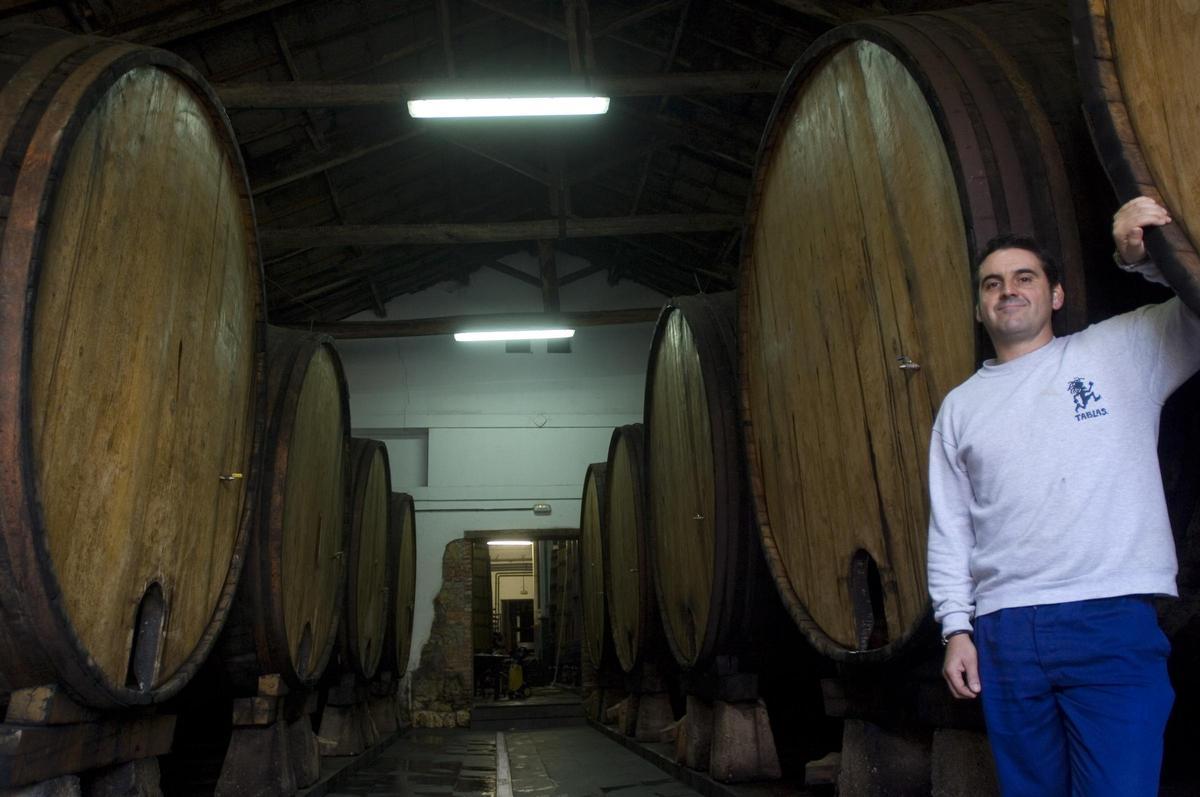 Javier Riestra, entre toneles