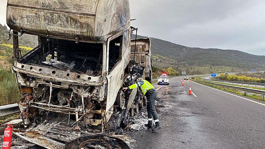 Dieciocho horas con un carril cortado en la A-52 por un fuego | GUARDIA CIVIL