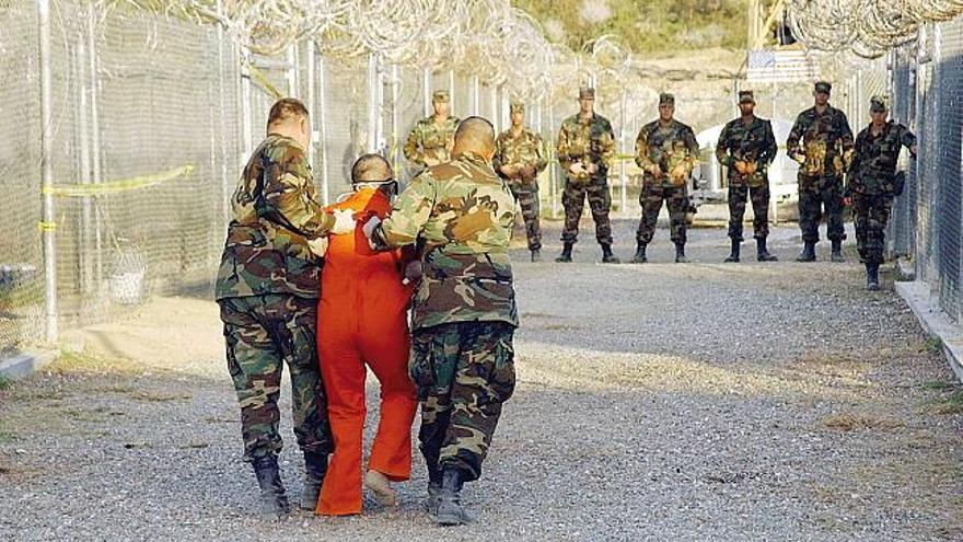 Soldados trasladan a un preso en la base estadounidense de Guantánamo.