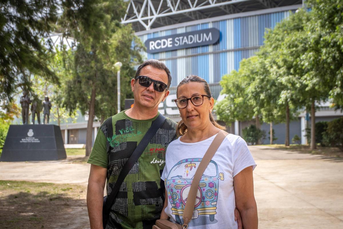Javier y Marta, vecinos del barrio de la Riera de Cornellà, frente al estadio del RCD Espanyol