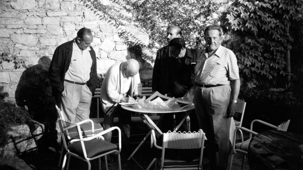 Pablo Picasso con el notario Raimon Noguera y el regidor Josep Blajot, en Mougins en 1969. 