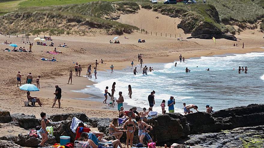 Rescatan a un surfista holandés con hipotermia entre las playas de Carniciega y Aguilera, en Gozón