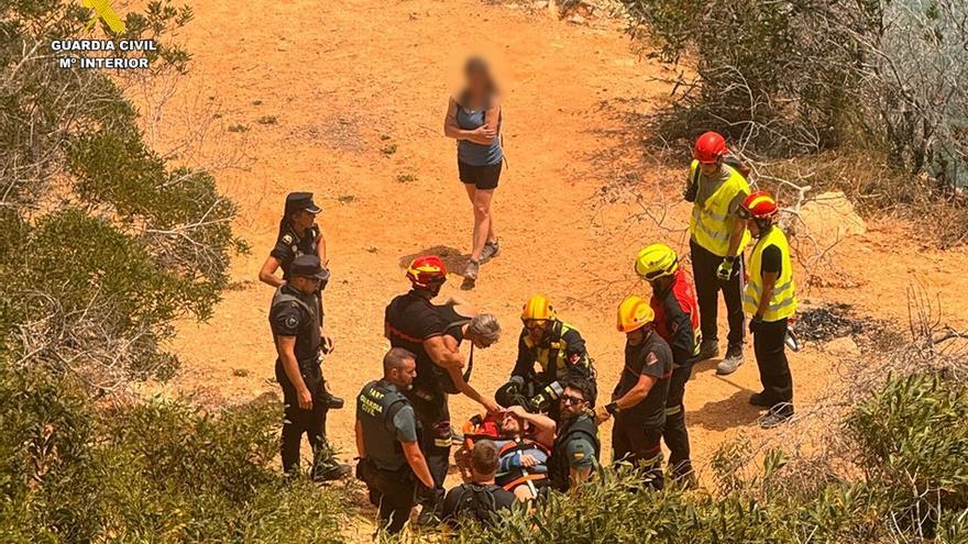 Así ha sido el rescate de un herido en un acantilado de Orihuela Costa