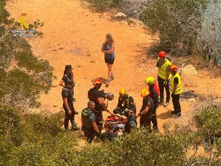 Así ha sido el rescate de un herido en un acantilado de Orihuela Costa