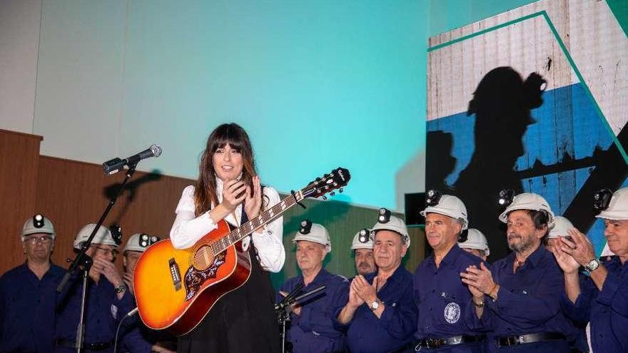 Marisa Valle Roso, junto al Coro Minero de Turón, tras su actuación en el evento.