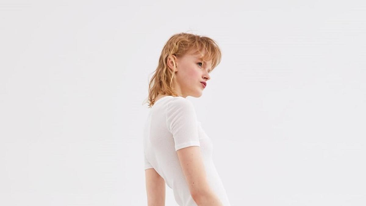 Porque los básicos SIEMPRE son un acierto, esta es la camiseta blanca que tienes que conseguir en las rebajas de Zara