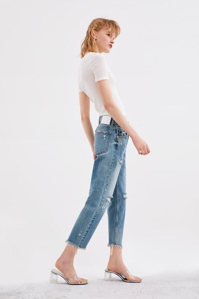 Porque los básicos SIEMPRE son un acierto, esta es la camiseta blanca que tienes que conseguir en las rebajas de Zara