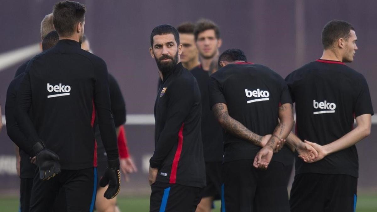 Arda Turan, durante una sesión de entrenamiento en Sant Joan Despí.