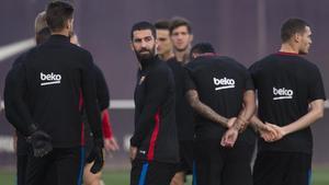  Arda Turan, durante una sesión de entrenamiento en Sant Joan Despí.