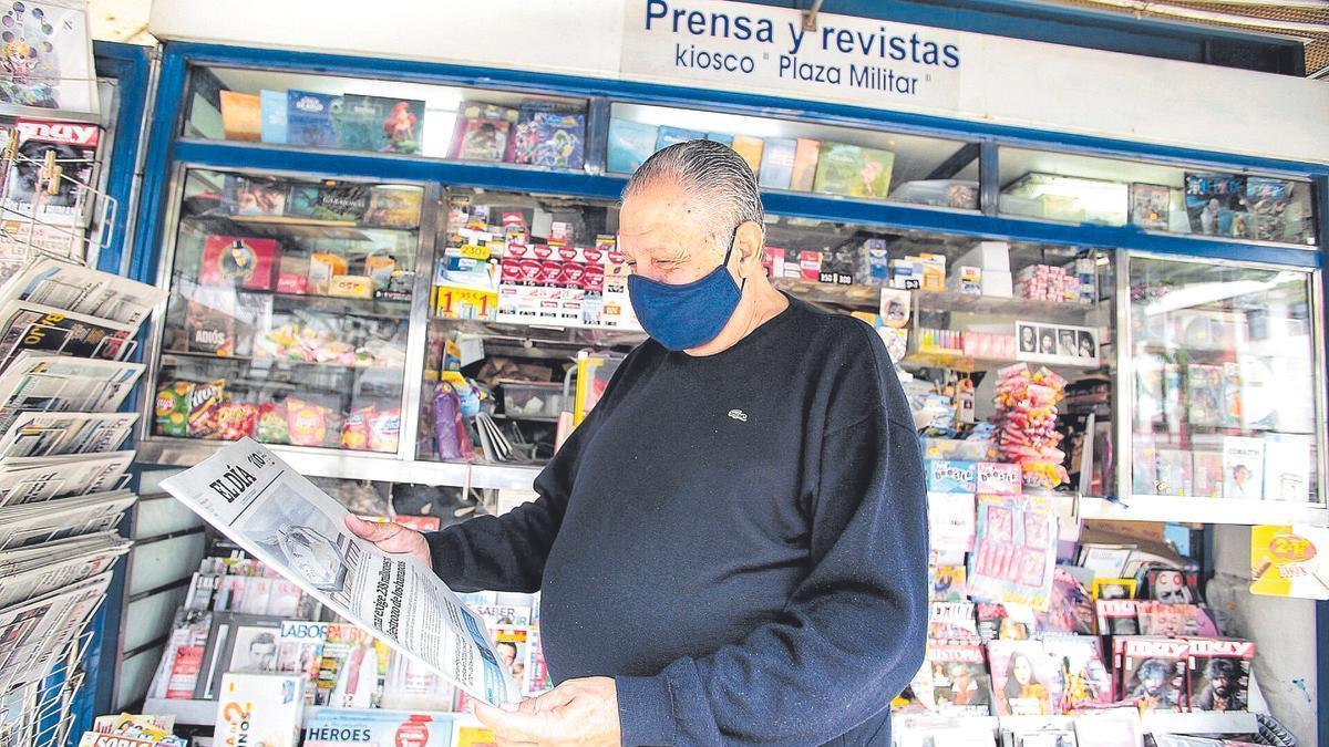 Antonio Díaz, uno de los lectores incondicionales que acuden a diario al kiosco de Marín, en la plaza Militar, para adquirir su ejemplar de EL DÍA. “Y así desde hace más de 30 o 40 años”, asegura.