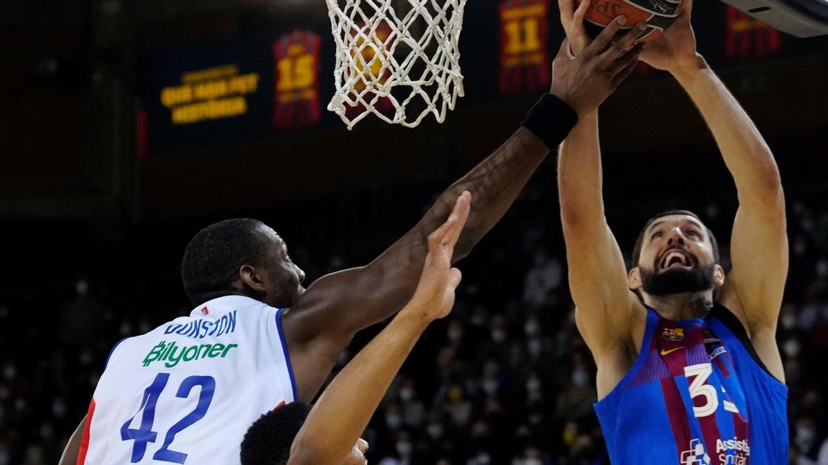 Nikola Mirotic, ante Bryant Dunston.