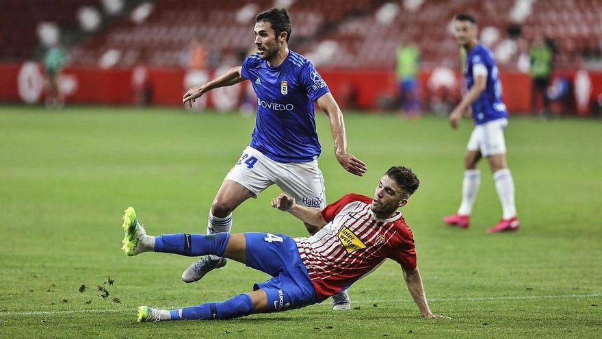 Lucas y Nacho Méndez pugnan por un balón en el último derbi en El Molinón.