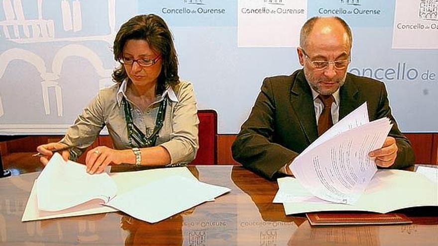 María José Caride y Francisco Rodríguez, en el momento de la firma del convenio de colaboración.