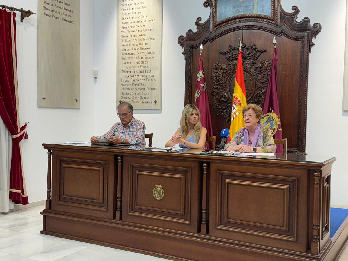 Representantes de la asociación junto a la edil Belén Díaz.