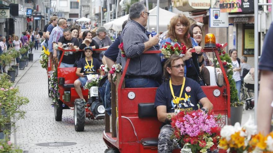 La caravana de &quot;chimpins&quot; por el centro de Porriño durante el festival. / Alba Villar