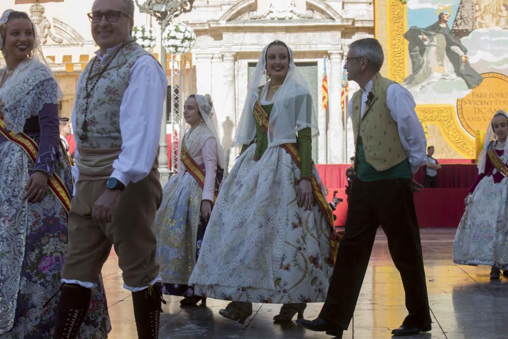 Desfile de las falleras mayores de las diferentes comisiones durante la procesión general de la Mare de Déu dels Desemparats.